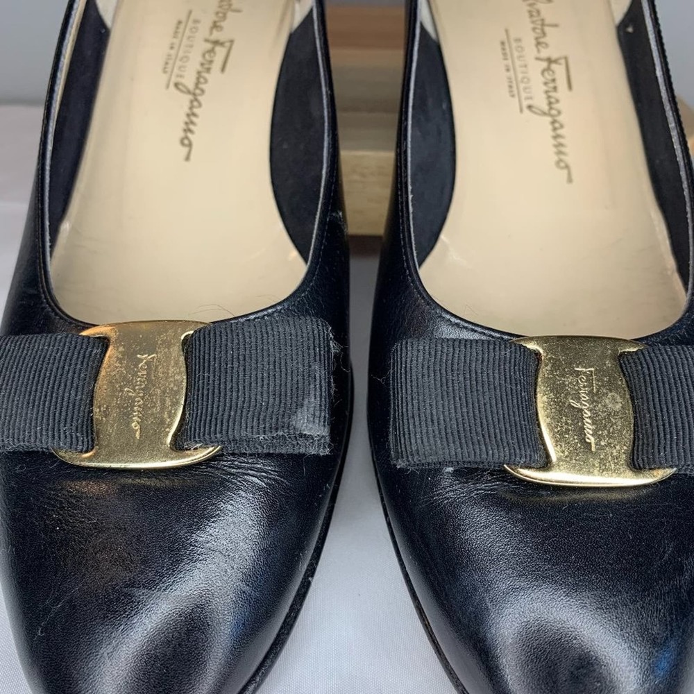 SALVATORE FERRAGAMO | Vara Bow Black Pumps with Gold Buckle | Size 9 | Vintage